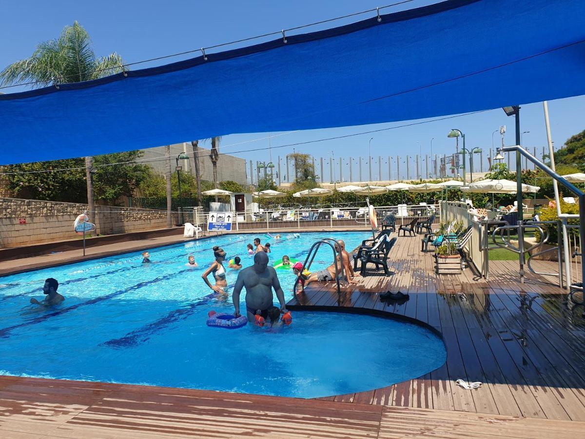 A Dream Place In Raanana, Up To 5 Guests - Swimming Pool - Jacuzzi & Gym Bagian luar foto