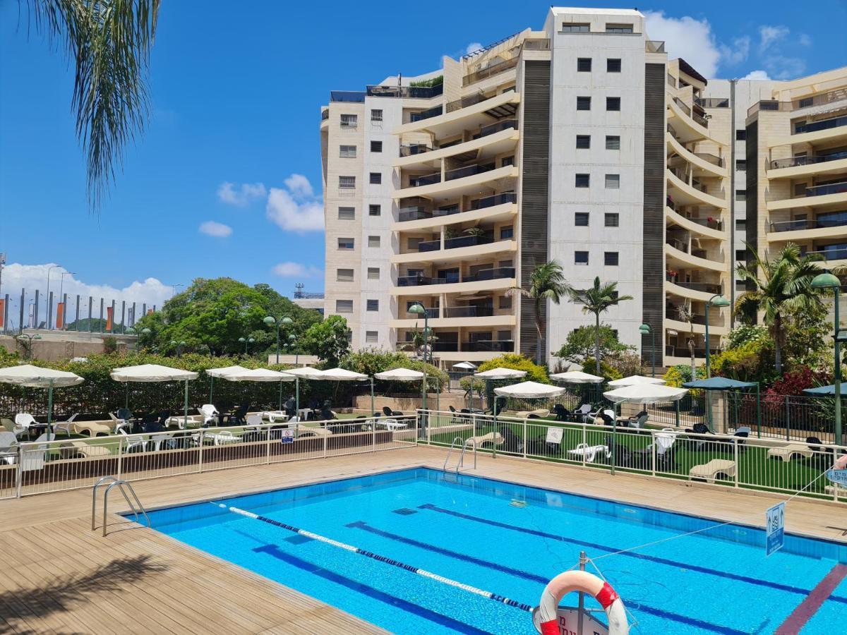 A Dream Place In Raanana, Up To 5 Guests - Swimming Pool - Jacuzzi & Gym Bagian luar foto
